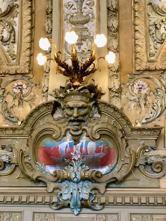 Masque doré au restaurant Le Train Bleu