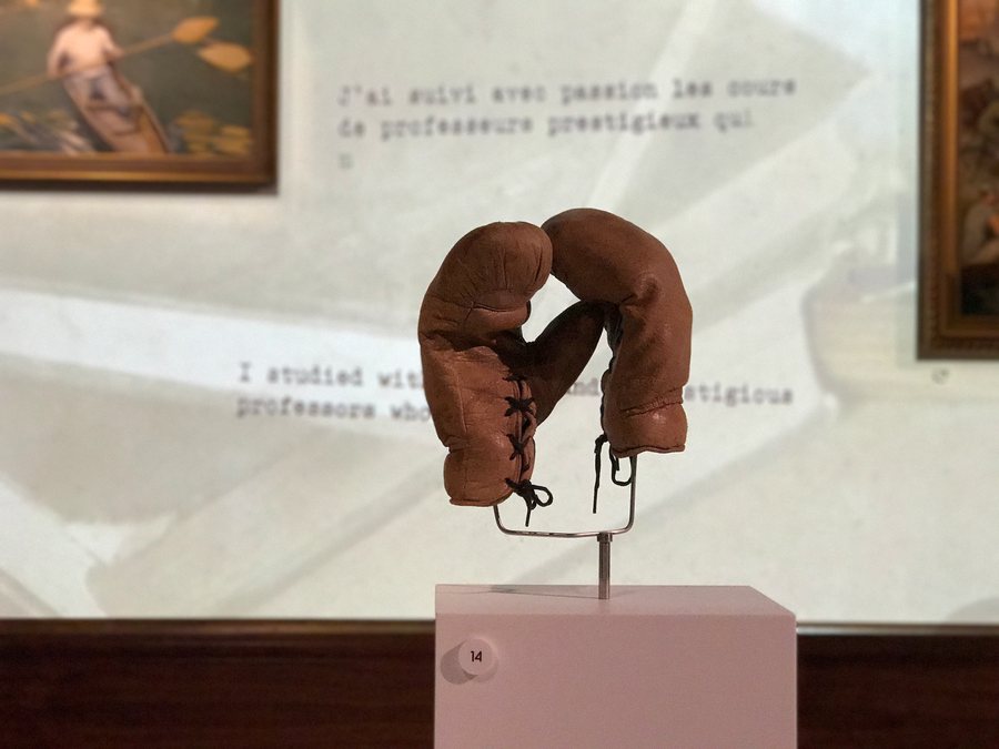 Gants de boxe exposés sur un socle